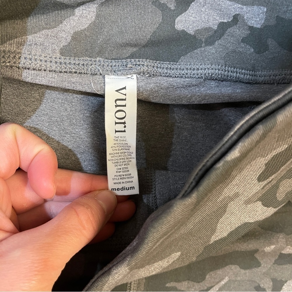 Vuori Caspian Performance 7/8 Leggings Gray Camo - Size Medium - Picture 2 of 8